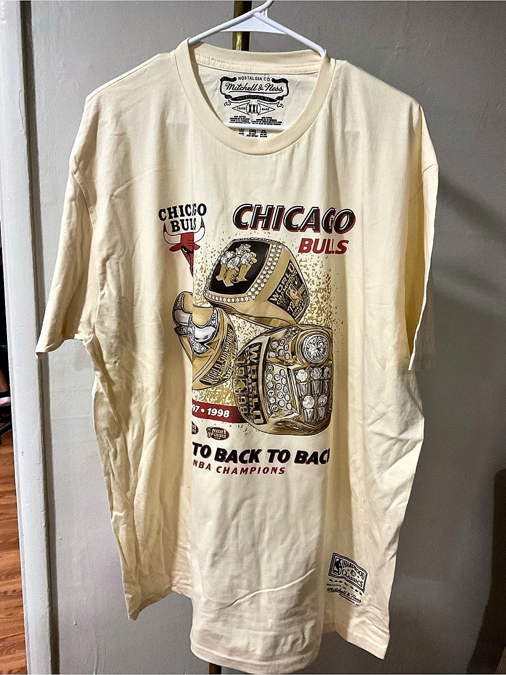 Mitchell & Ness Chicago Bulls Triple Rings T-Shirt Cream & Red